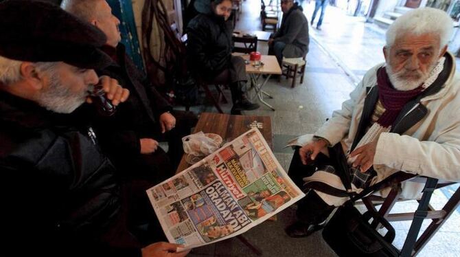 Zeitungsleser in Istanbul informieren sich über die Verbrechen in Deutschland. Foto: Tolga Bozoglu