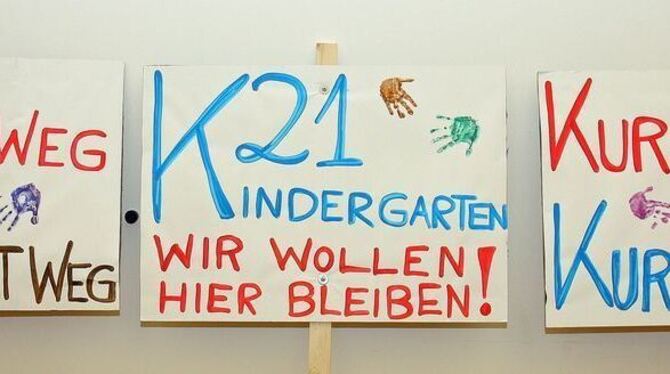 Bereits bei der Ortschaftsratssitzung und jetzt wieder im Gemeinderat wandten sich Eltern mit Plakaten gegen eine Schließung des