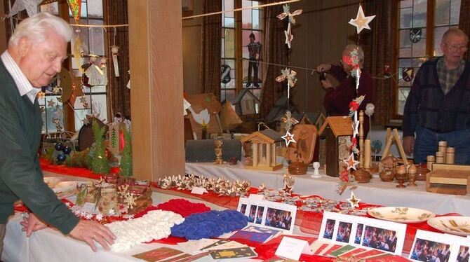 Vorweihnachtliche Dekorationen und Geschenkartikel bieten die Senioren um Heinz Hierl (ganz links) zum Verkauf an. GEA-FOTO: IST