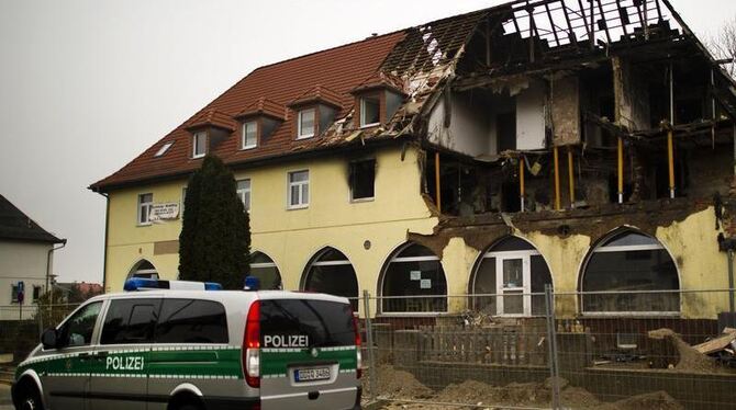 Ein Polizeifahrzeug vor dem durch eine Explosion zerstörten Haus in in Zwickau. Foto: Arno Burgi