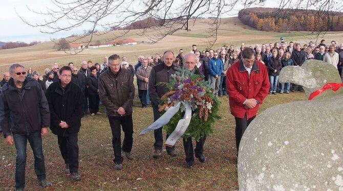 Vertreter der Luftsportvereine legen einen Kranz auf dem Roßfeld nieder. Pfarrerin Petra Frey findet Worte, die nachdenklich sti