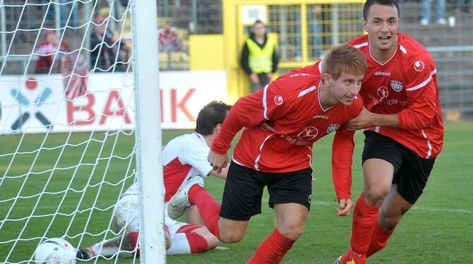 Der Spielberger Simon Zimmermann am Boden, die SSVler Marc Golinski und Sabri Gürol (rechts).   FOTO: NIETHAMMER