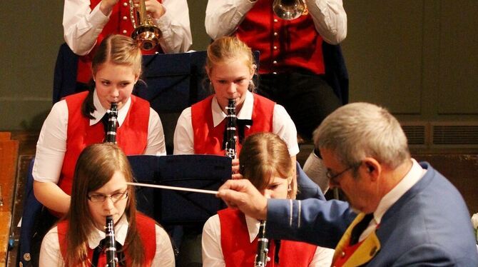 Gute Unterhaltung: Das Jugendblasorchester unter Leitung von Eberhard Attinger sorgt für den Löwenanteil bunter musikalischer Be