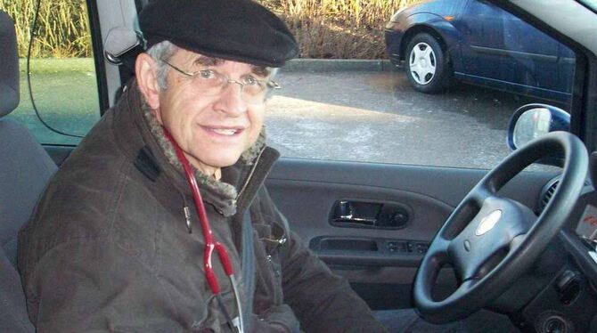 Jeden Morgen um sieben setzt sich Dr. Wolfgang Gottwik ins Auto. Zu Patientenbesuchen fährt er von Bernloch aus 13 Ortschaften a