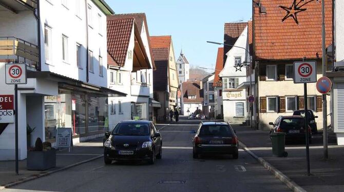 Die Falltorstraße in Mössingen bleibt auch künftig hier im unteren, teils engen Teil eine Straße mit Begegnungsverkehr.  GEA-FOT