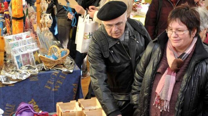 Für die vielen Besucher des Bruderhaus-Basars gab es gestern allerhand bunte, und selbst gemachte Artikel zu entdecken. FOTO: THOMYS