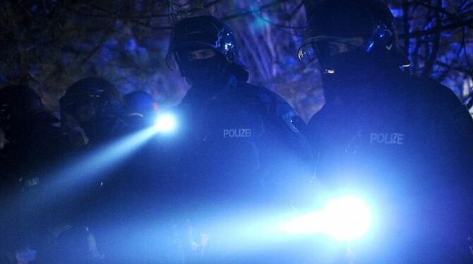 Polizisten stehen in Metzingen (Kreis Lüchow-Dannenberg) bei einer Demonstration von Atomkraft-Gegner. Foto: Julian Stratensc