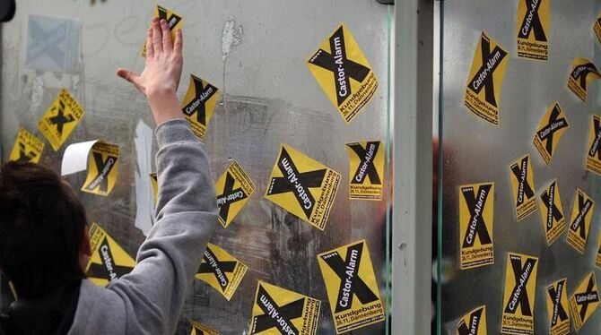 Das Wendland macht sich warm: In Lüchow kleben Schüler Aufkleber an eine Glasscheibe. Foto: Hannibal