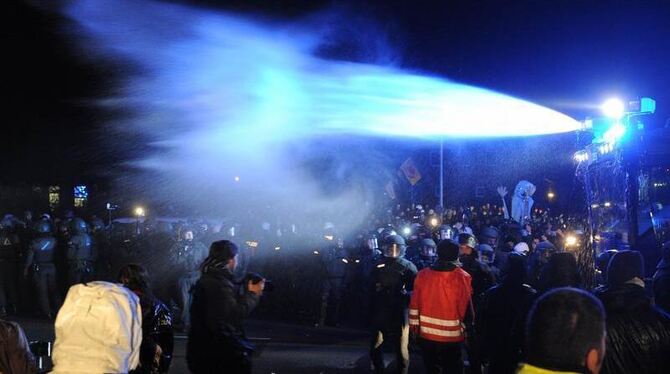 Die Polizei setzt in Metzingen Wasserwerfer gegen Atomkraft-Gegner ein, die als Protest gegen den Castor-Transport die Bundes