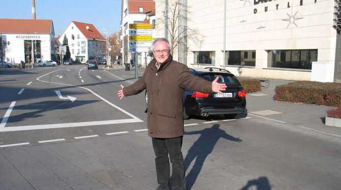 Mehr Platz für Fußgänger: der Leiter des städtischen Planungsamts, Konrad Berger, auf der Straße zwischen Outletcity und Innenst