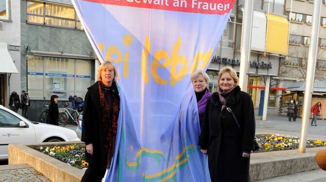 Ulrike Hotz (links), Edeltraut Stiedl und Christa Stolle mit neuer Fahne. GEA-FOTO: UP