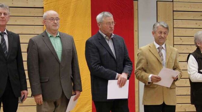 Leistung im Ehrenamt (v. l.): Bernd Gutbrod (Tennisverein), Siegesmund Edelburg (Albverein), Manfred Geckeler (TSV Ödenwaldstett