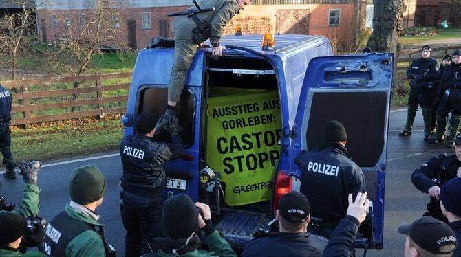 Polizeibeamte brechen bei Klein Gusborn (Kreis Lüchow-Dannenberg) einen Kleintransporter auf, in dem sich Greenpeace-Aktivist