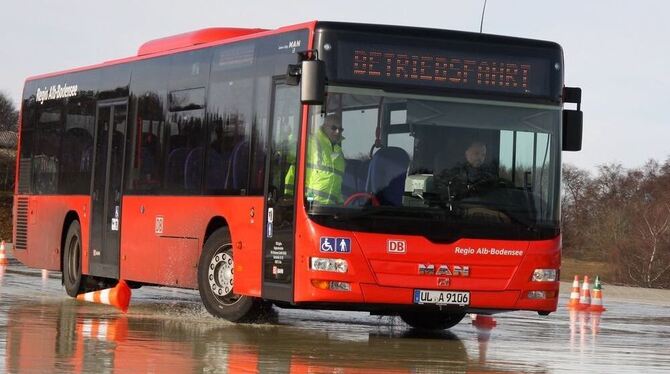 Viel länger, viel schwerer als ein Auto: Einen Bus auf rutschiger Fahrbahn zu beherrschen, will geübt sein. FOTO: KOZJEK