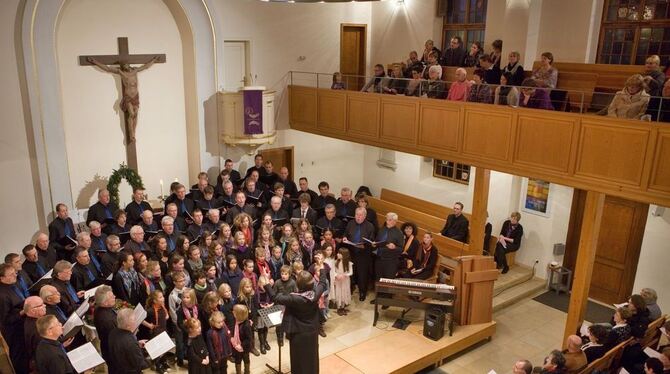 Ein gemeinsames »Gloria« vom Kinder- und Männerchor unter Leitung von Edelgard Erdmann. FOTO: SCHREIER