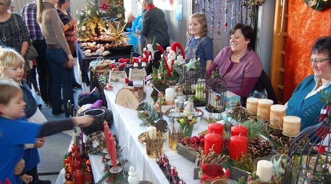 Viel Selbstgemachtes für den Advent und die Weihnachtszeit gab es in Pfronstettens Albhalle.  FOTO: HÄS