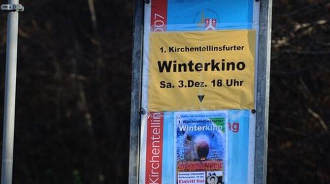 Ortseingangstafel alt: Plakatiert wird, wie halt gerade Platz ist. GEA-FOTO: PACHER