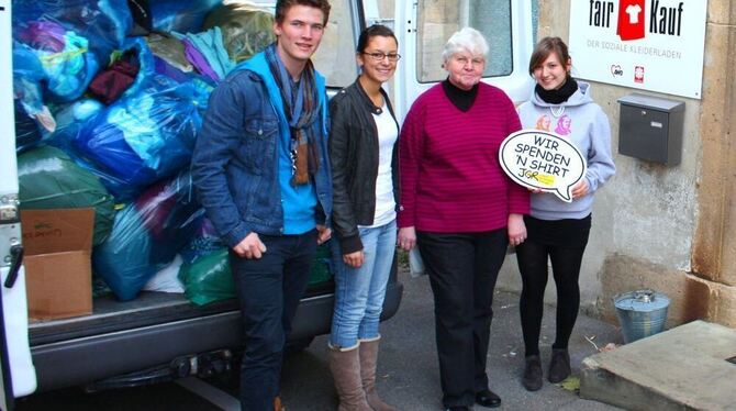 Die JGR-Mitglieder Stephan Meschede, Lilli Lachenmann und Katharina Digel (mit einer Fair-Kauf-Mitarbeiterin) brachten die gespe