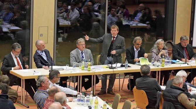 Die vier Bürgermeister (v. links): Eberhard Wolf, Rudolf Ott, Klemens Betz und Mike Münzing am Tisch mit Experten zum Thema Wind