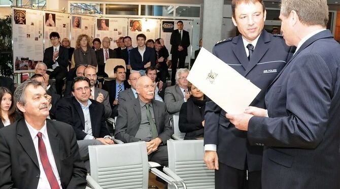 Innenminister Reinhold Gall (rechts) gratuliert dem neuen Leiter der Tübinger Polizeidirektion Jörg Krauss zur Amtsübernahme, da