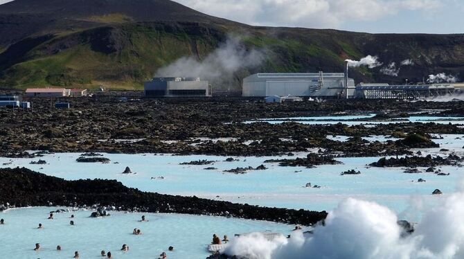 Die Badelandschaft »Blaue Lagune« auf Island, unweit der Hauptstadt Reykjavik, wo Eva-Maria Klumpp wohnt. Inmitten einer kargen