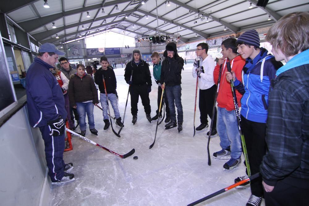 Zeitung macht Schule Eishockey-Training mit Thomas Schaal