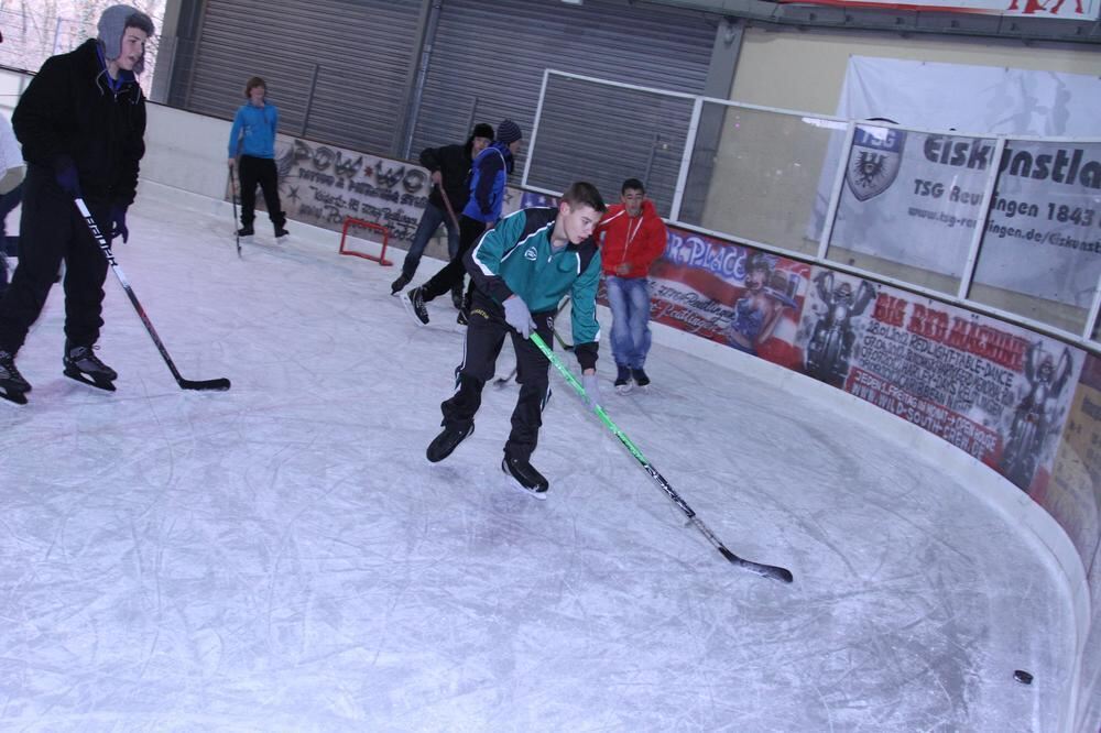 Zeitung macht Schule Eishockey-Training mit Thomas Schaal