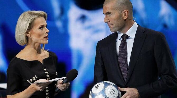 Die Ukrainierin Olga Freimut (l) stellt Zinedine Zidane vor der Auslosung noch ein paar Fragen. Foto: Sergej Dolzhenko.