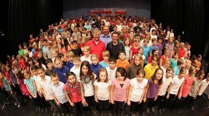 Haben eine Weihnachtsherz für Kinder: der Liedermacher Reinhard Horn und die Chöre der Klassenstufen fünf und sechs des Reutling