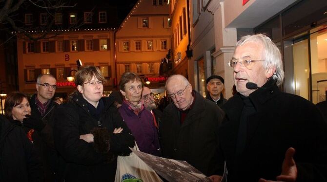 Bernd Serger, Journalist, Buchautor und Mitbegründer der Reutlinger Geschichtswerkstatt, führte die Stadttourteilnehmer zu einst