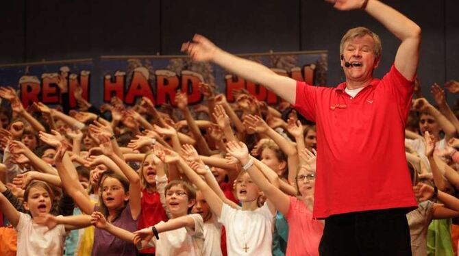 Uuuund Action: Kinderliedermacher Reinhard Horn und die Chöre der Klassenstufen fünf und sechs des Friedrich-List-Gymnasiums