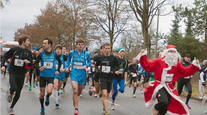 Ein bisschen Jux muss sein: Schließlich heißt der Tübinger Halbmarathon ja Nikolauslauf.  FOTO: TRINKHAUS