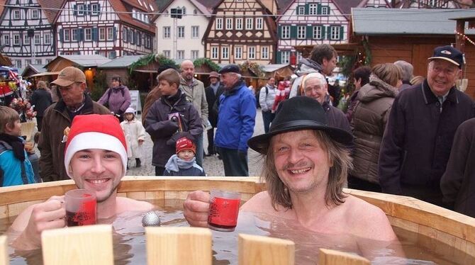 Na denn Prost: Werner Bauer und Jürgen Heine beim Bad in der Menge auf dem Uracher Marktplatz. FOTOS: SANDER