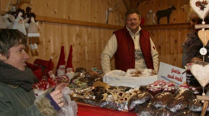 Stimmungsvoll und bestückt mit schönen Dingen für die Adventszeit war der Weihnachtsmarkt in Honau. FOTO: LEIPPERT