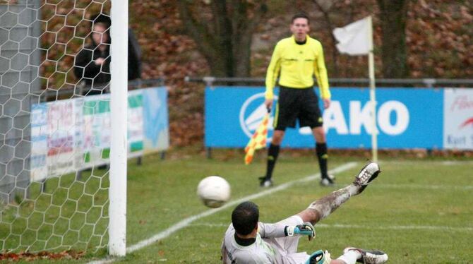 Auf dem falschen Fuß erwischt: SSV-Torhüter Luis Rodrigues hatte beim Elfmeter-Tor des Hollenbachers Martin Kleinschrodt das Nac