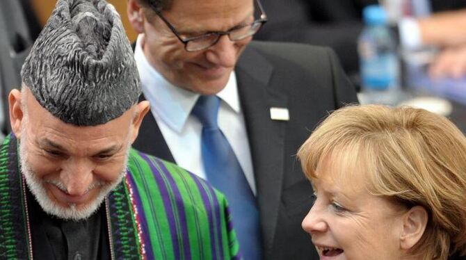 Der afghanische Präsident Hamid Karsai, Außenminister Guido Westerwelle und Bundeskanzlerin Angela Merkel (v.l.n.r.) auf der