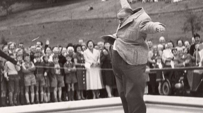 Bürgermeister Hans Maier eröffnet das Eninger Waldfreibad am 16.  Juni 1956 um 15 Uhr mit einem Sprung in das 16 Grad kalte Wass