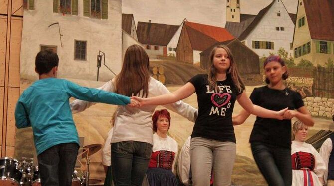 Auch die Jugend der Volkstanzgruppe Hohenstein war bei der Abschlussfeier zum Dorfjubiläum mit drei Tänzen in der Hohensteinhall