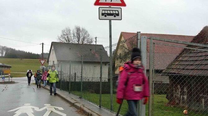 Steingebronner Schulkinder müssen auf ihrem Heimweg auf der Straße laufen. Besonders kritisch ist die Situation an dieser Engste