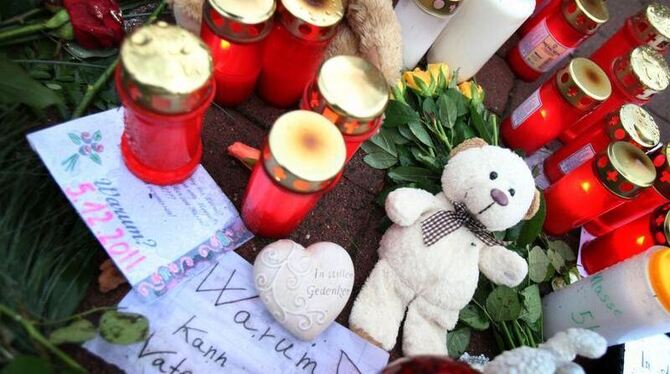 Ein Teddybär, Blumen, Kerzen, Zettel: Erinnerung an die auf offener Straße erschossene 13-Jährige. Foto: Oliver Krato