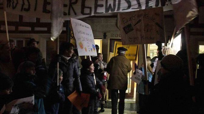 Die Ohnastetter protestierten vor der Gemeinderatssitzung gegen die Schließung ihres Kindergartens zum Jahresende. FOTO: BAIER