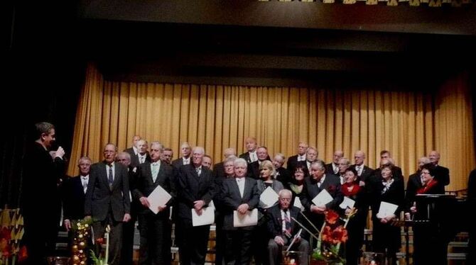 Beim Stiftungsfest des Pfullinger Liederkranzes sind zahlreiche aktive und fördernde Mitglieder geehrt worden. FOTO: PR