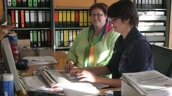 Iris Seiler und Sandra Steinmaier vom Einwohner- und Sozialamt. GEA-FOTO: WALDERICH