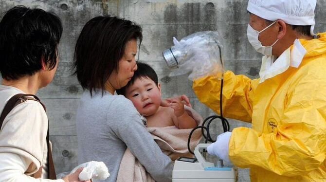 Ein Arzt misst die Strahlenbelastung von Bewohnern der Fukushima-Präfektur. Foto: Asahi Shimbun/Archiv