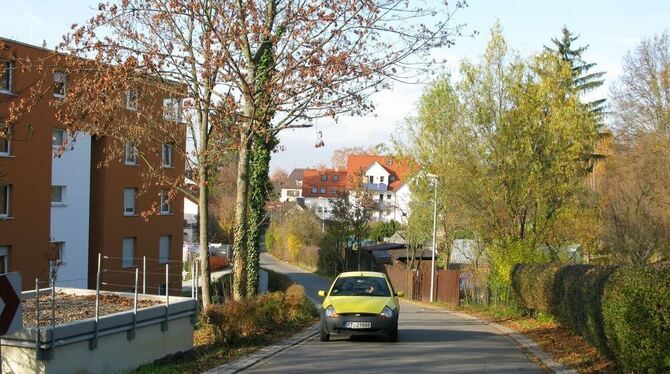 Der schmale Ortsweg 120 auf Höhe des einstigen Bahnübergangs sollte geschlossen werden.