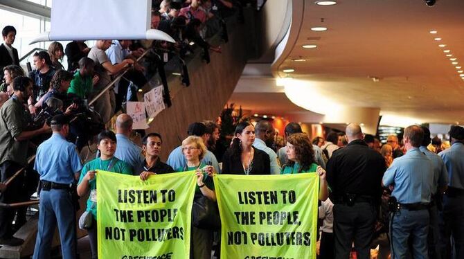 Greenpeace-Aktivisten demonstrieren beim Klimagipfel in Durban. Foto: Shayne Robinson/Greenpeace