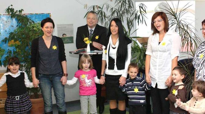 »Kling, Glöckchen, klingelingeling« sangen Kinder und Erwachsene fröhlich zur Eröffnung der neuen Krippengruppe. FOTO: STRÖHLE