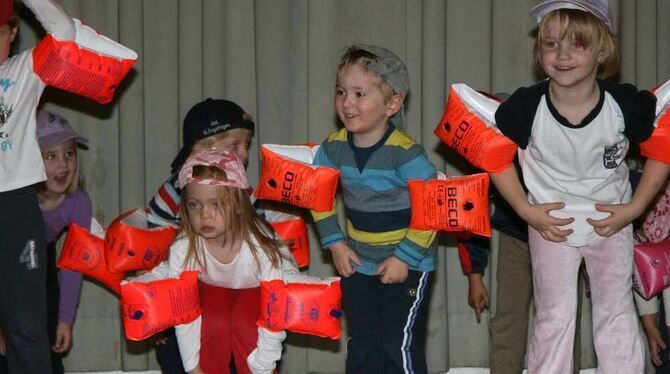 Kindergartenkinder bezauberten mit »Head and Shoulders«.  FOTO: LEIPPERT