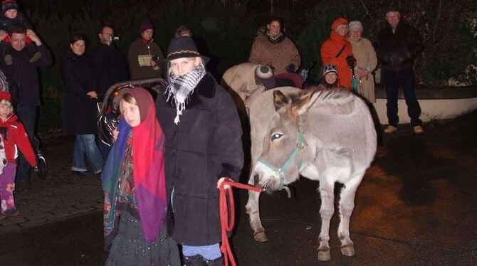 Maria, Josef und ein Esel: Weihnachtsmarkt in Glems. FOTO: SANDER