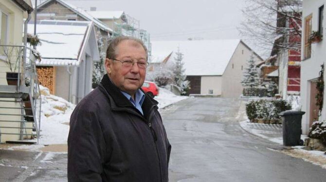 Steinhilbens Noch-Ortsvorsteher Heribert Locher in »seiner« Fürstenbergstraße, deren Sanierung er noch mit auf den Weg gebracht